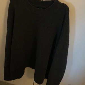Grå stickad tröja  - grå stickad tröja från mango. I storlek xs men är större i storleken. Köptes för 499kr och säljer för 299kr+frakt. Bra skick. Skriv för fler bilder eller frågor💕💕