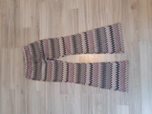 Flarebyxor - Nyskick tyget är 95% polyester