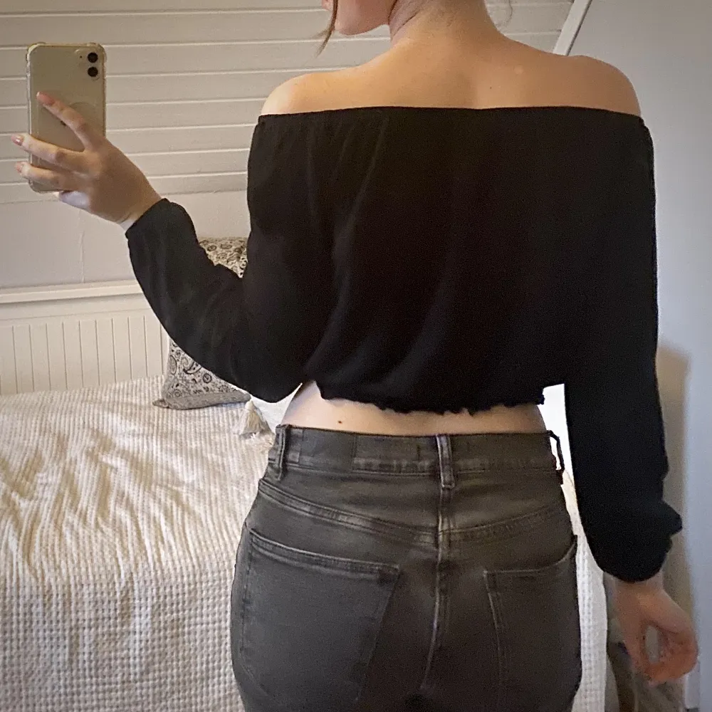 Svart offshoulder blus från H&M i strl XS Bra skick Reservknapp medföljer Viscose. Puserot.