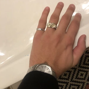 Ring i 925 silver - Ring i riktig silver, justerbar men ganska liten, bra grejer