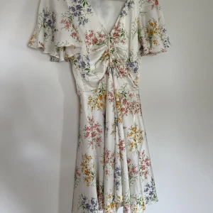 Blommig klänning - Gott skick, använd några fåtal gånger!