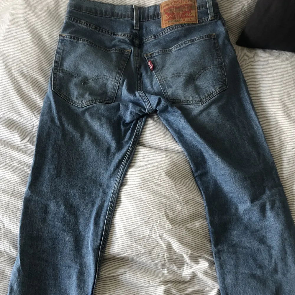 Levis jeans i ljusblå färg. Fint skick och har en lösare mer baggy passform. Säljer för att de inte passar mig längre. Storlek W30. Jeans & Byxor.