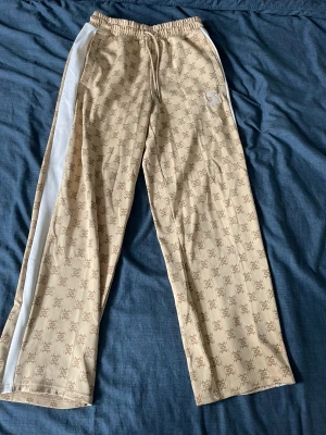 Puma tracksuit byxor  - Samma här då jag knappt haft på mig de och säljer dom tsm med tröjan för 700kr Jättebra skick