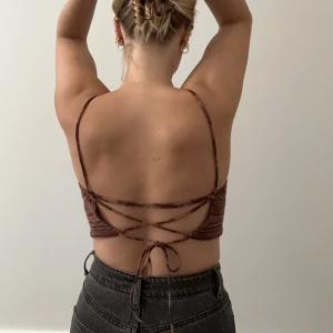 Stickad topp, bar rygg  - Brun stickad topp med öppen rygg💫 