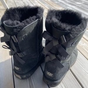 Ugg - Ugg, bailey Bow, stövletter med rosetter bak i färgen svart. Köpta för 2400 ungefär 