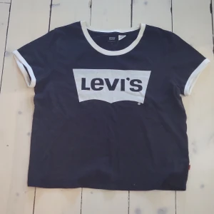 Levi's tröja - En svart o vit levis tröja o den är aldrig använd