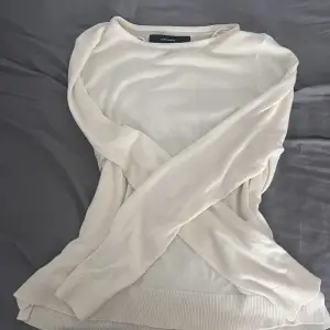 En beige vit tröja från vero Moda storlek S! Väldigt fin! Inga fläckar! Knappast använd! Ganska genomskinlig 