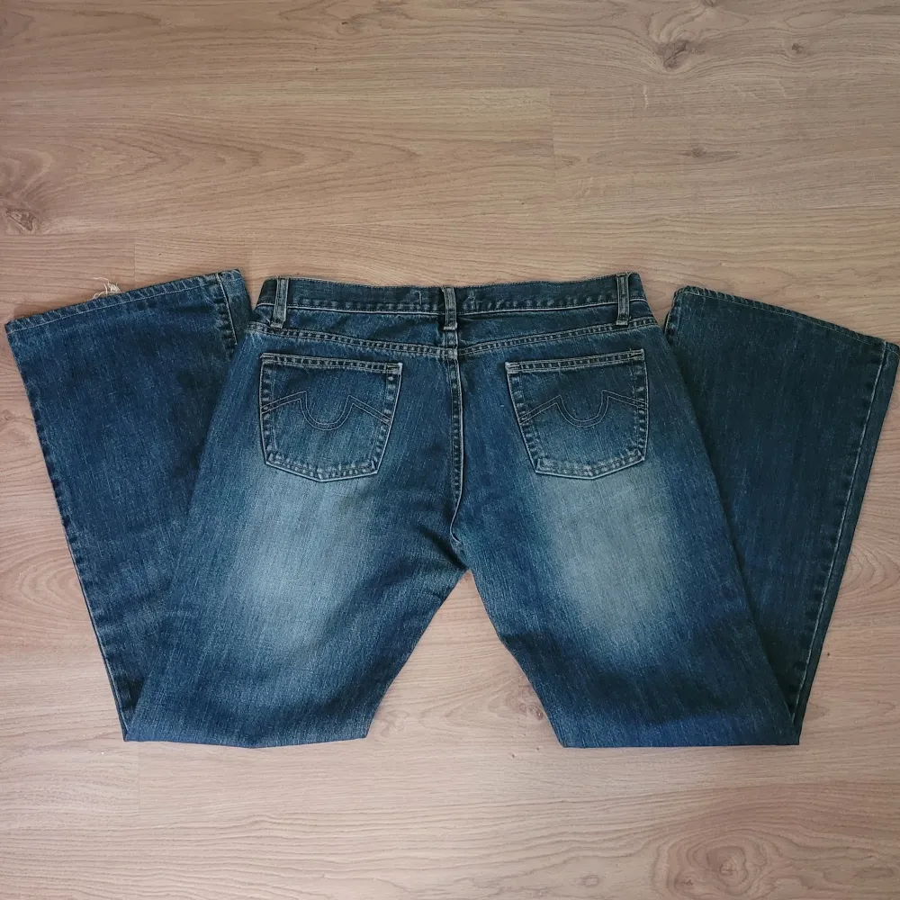 Lågmidjade jeans från Zara i mörkblått. Innebenslängden: 78 cm, midjemått: 84 cm. Det är i rätt så gott skick bara att det är en liten fläck på ena benet och så är de lite slitna längst ner på benen. Vid frågor är det bara att skriva:) . Jeans & Byxor.