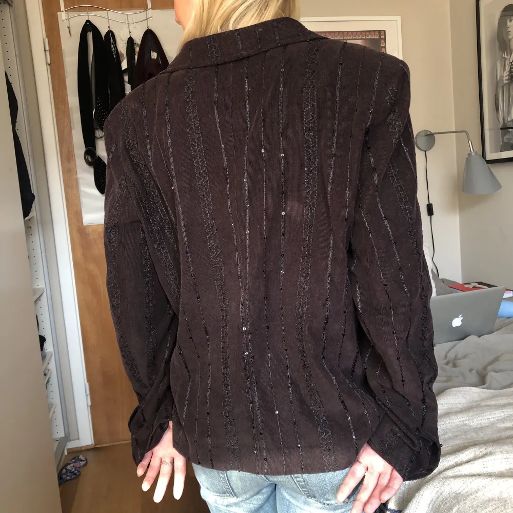 Söt brun kavaj med paljetter! Kavajen är i storlek L men passar även xs-m då den även är snygg lite oversized💕. Kostymer.