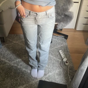 Gråa lågmidjade byxor - Gråa lågmidjade jeans från Gina Super snygga och bekväma! Köpta för 500 kr och använda ett fåtal gånger