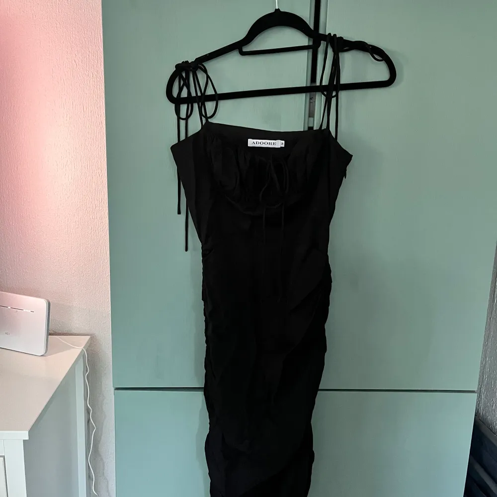 Säljer denna populära och fina Santorini klänning ifrån Adoore i svart färg, aldrig använd. Storlek 38. Klänningar.