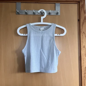 Croptop  - En croptop som är lite seethrough och glittrigt material, försökte få med det på andra bilden. Passar bra till fest, nyår och liknade!😍