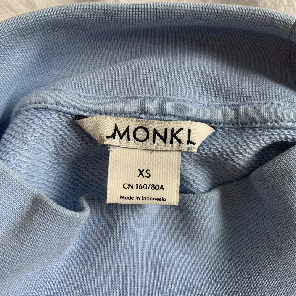 Jag säljer denna ljusblå tröja från Monki i storlek XS. Den går upp lite i halsen (halv polo) och har små puffärmar både vid axlarna och nere vid händerna. . Tröjor & Koftor.