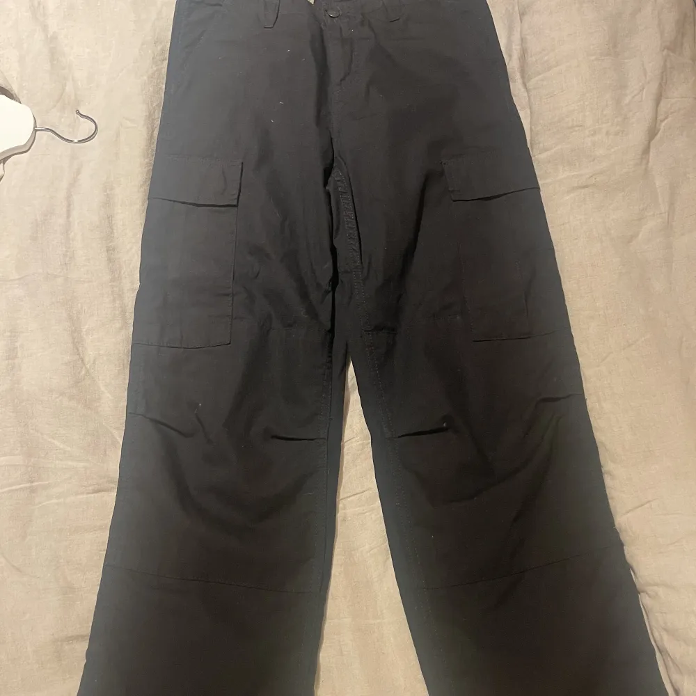 Ett par helt oanvända carhartt cargo byxor i storlek 30X30.  Passar mig som vanligt viss har M i byxor. Nypris: 1100kr Mitt pris: 400kr. Jeans & Byxor.