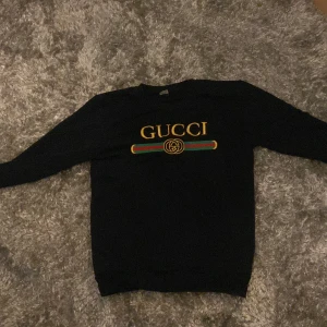 Gucci tröja - Ungefär 2 år gammal den har bara legat och samlat damm jag har använt den fåtal gånger