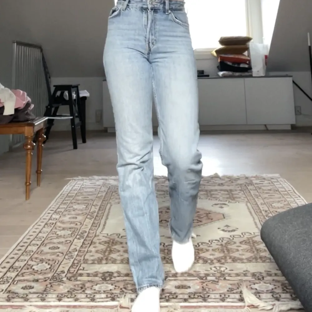 Way too små jeans men som har varit de skönaste jag ägt. Ännu snyggare när man kan hasa ner dem lite på höften. Bra skick!. Jeans & Byxor.