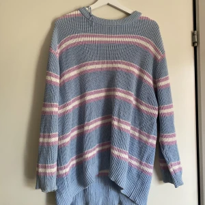 Stickad tröja stradivarius - Så söt tröja från stradivarius 🙌🏼💕 jättefint skick. Lite längre i modellen! 