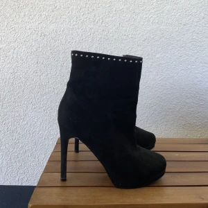 Klackar, boots - Höga klackar/ boots. Köpt på sellpy. Storlek 37