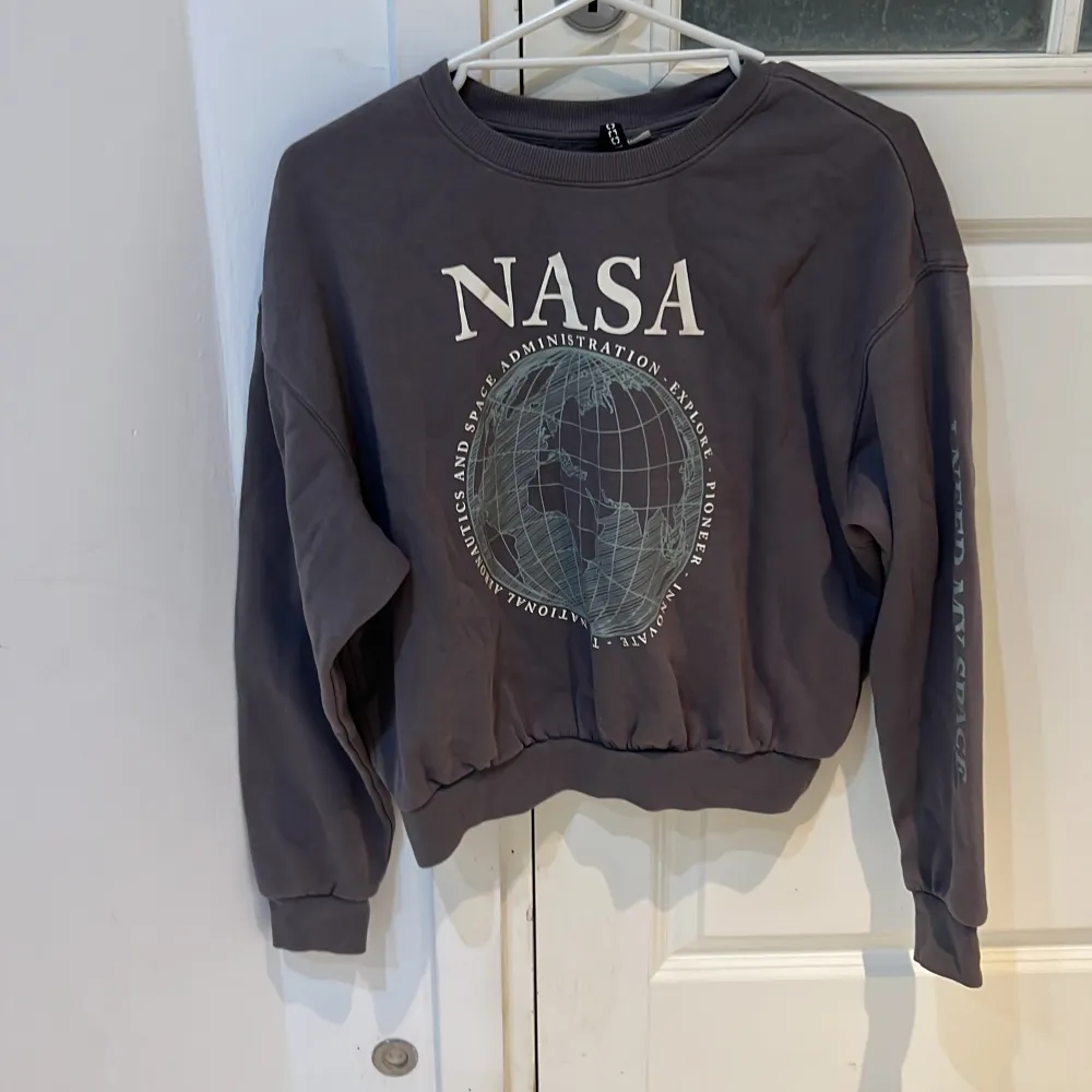 En mjuk NASA tröja från h&m 🌼Lappen på den säger att storleken är L men den passar lite mer som M. . Hoodies.