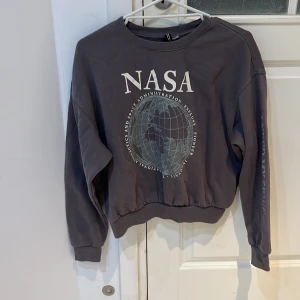 Grå NASA tröja - En mjuk NASA tröja från h&m 🌼Lappen på den säger att storleken är L men den passar lite mer som M. 