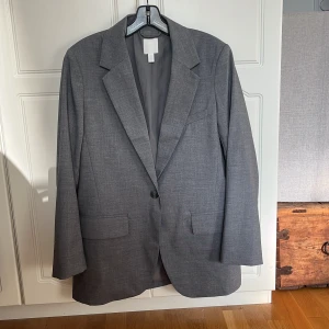 Kavaj h&m - Grå Kavaj från h&m. Sparsamt använd och i gott skick. Snyggt oversized i storlek S