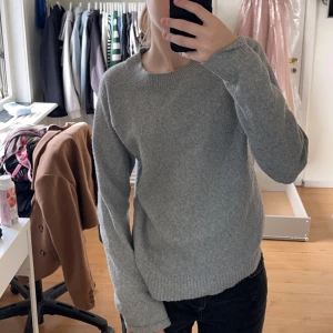 Stickad tröja  - Säljer denna stickade tröja från vero Moda, super skönt material