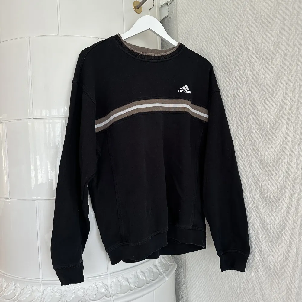 Snygg tröja från Adidas köpt på Humana, eftersom den är secondhand så finns tecken på användning men den är i fint skick!. Hoodies.