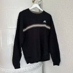Snygg tröja från Adidas köpt på Humana, eftersom den är secondhand så finns tecken på användning men den är i fint skick!