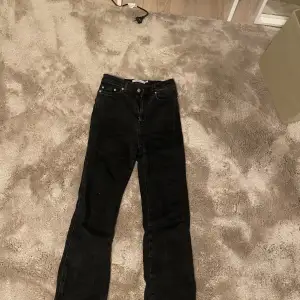 Svarta & Other Stories jeans som jag säljer eftersom de inte kommer till användning längre!