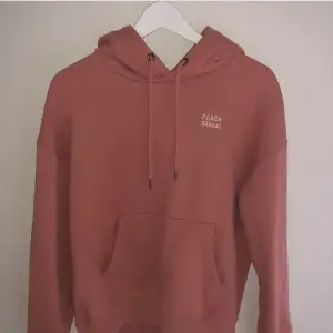 Jättefin rosa hoodie från märket WHO.AU. Den är lite nopprig men annars i prima skick. Storlek S. 