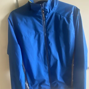 Helly hansen jacka - Storlek S, herr jacka, passar bra för barn, perfekt skaljacka eller som extra plagg under hösten/våren