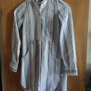 Skjorta - Fin skjorta.  Fickor nedtill.  Använd men bra. 