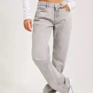 Säljer mina lågmidjade gråa jeans ifrån gina! Köptes för 599 kr och säljer för 370 kr, pris kan diskuteras! Den är i väldigt bra skick o använts ett par gånger!❤️