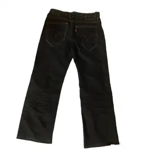 jättefina lågmidjade levis jeans (vet ej om dom är äkta) i jättebra skick. Skulle inte säga att dom är svarta skulle mer säga väldigt mörk blå. Innerbenslängd: 70 cm Ytterbenslängd: 96 cm Midjemått mätt rakt över: 41 cm