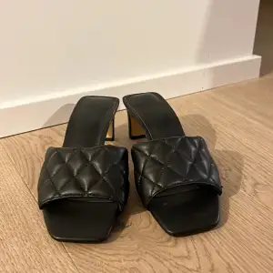 Svarta sandaler med klack från H&M. Storlek 35, superbekväma för att ha klack! Använda en gång. Köparen står för frakten men kan även mötas upp i Sthlm! ☺️