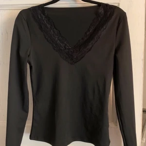 Långärmad t-shirt med spets - Långärmad svart T-shirt med spets. Aldrig använd. Strl S