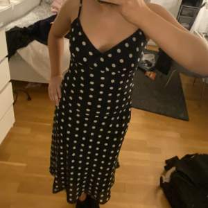 Så fin klänning från Vero Moda som inte finns att köpa längre!💓 Inga större tecken på användning! Nypris 450 kr!🔥 Pris kan diskuteras!