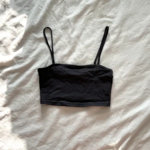 Topp - Superfin mörkgrå crop top, använt 1 gång. Mötas upp i Stockholm eller fraktas!