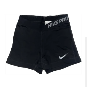 NIKE PRO SHORTS - Nike träningsshorts, använda en del annars i bra skick. Storlek S men passar också XS bra. Kolla gärna resten av mina inlägg 🫶🏻🫶🏻💕💕