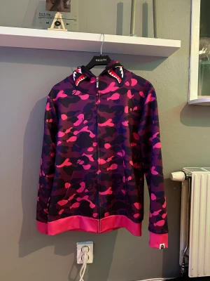 Bape tröja - Säljer en bape tröja då den är för liten nytt skick inte använt ofta storlek M Mitt pris 650kr