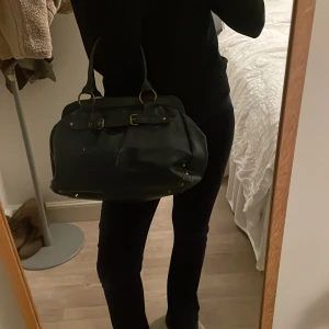 Grön väska💚 - Jätte fin mörkgrön väskaperfekt till skolan! Köpt secondhand 💗💗💗