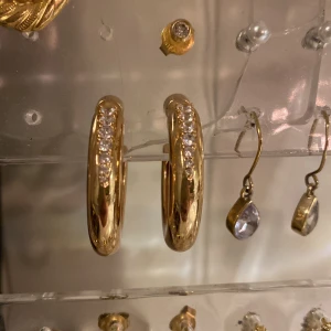 Örhängen  - Köpt på Ginatricot. Superfina men har ett par liknande