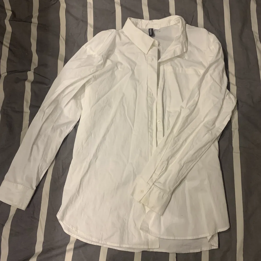 Säljer denna fina vita skjorta pågrund av att den blivit för kort på mig i ärmarna. Inte använt så mycket, i nyskick och inga defekter. Köparen står för frakt.. Skjortor.