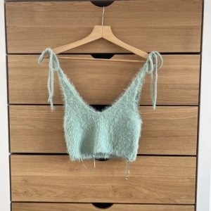 Fluffigt linne - Grönt, fluffigt linne från Zara. Använd en gång. Känns som storlek S skulle jag säga men väldigt töjbar!💚💚🤗🐸