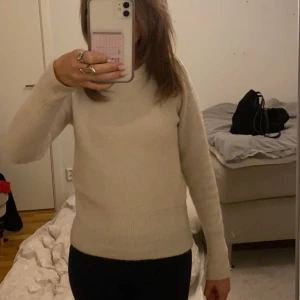 Stickad tröja - Säljer denna fina stickade tröja då den inte sitter som jag vill att den ska sitta på mig. I bra skick!