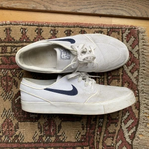 Nike SB Stefan Janoski  - Ett par fräscha Nike SB Stefan Janofski som tyvärr blivit för små. Köpta för ett år sedan. 