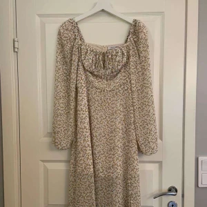 ADOORE klänning  - Säljer nu min supersöta klänning ifrån ADOORE, slits på vänstra benet. Helt slutsåld. Endast använd engång därav inga defekter. Nypris 1300kr men säljer för 680kr inklusive frakt🌸