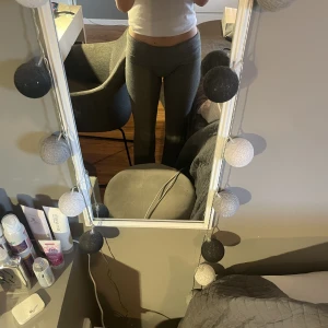 Yoga pants💘 - Yoga pants från Gina Tricot som tyvärr inte är så mycket till användning. Pågrund att längden är lite för långa men det är iaf i storlek 156/162 men passar en xs/s. Är också 156 därför e dem lite långa. Bra kvalitet endast lite noppriga!💕50kr+frakt