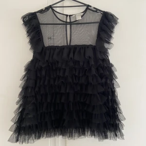 Söt topp - Säljer en cool/söt topp från hm, såå fin till fest eller middagar🖤🖤