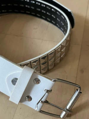 Vit/metall bälte - Vit/metall bälte. Aldrig använt 